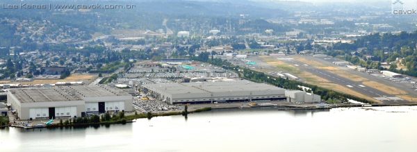 Vista geral do atual complexo da Boeing em Renton: à direita a pista adjacente, de onde já decolaram os mais de 12 mil jatos ali produzidos. O prédio mais baixo, é o original de 1942, construído para a produção da B-29A. Hoje existe apenas uma linha ali ativa, a dedicada ao avião de patrulha marítima P8-A, baseado no 737-800. (Foto: Lee Karas / Cavok)