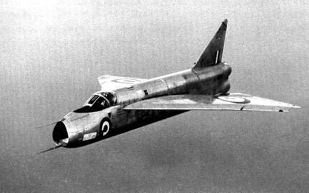 Protótipo do P.1 (WG760). Percebe-se bem a primitiva tomada de ar tipo Pitot e a asa modificada para testar o bordo de ataque de ângulo variável. 