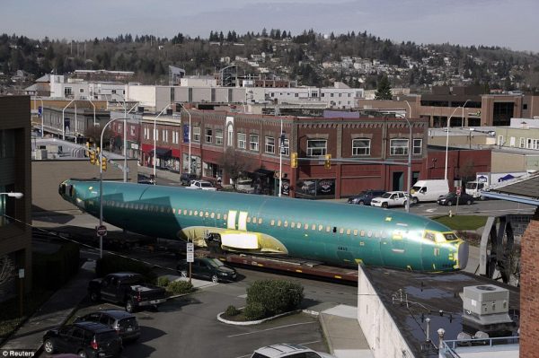 Fuselagem do 737 sendo transportada por vagões especialmente preparados. (Foto: Reuters)