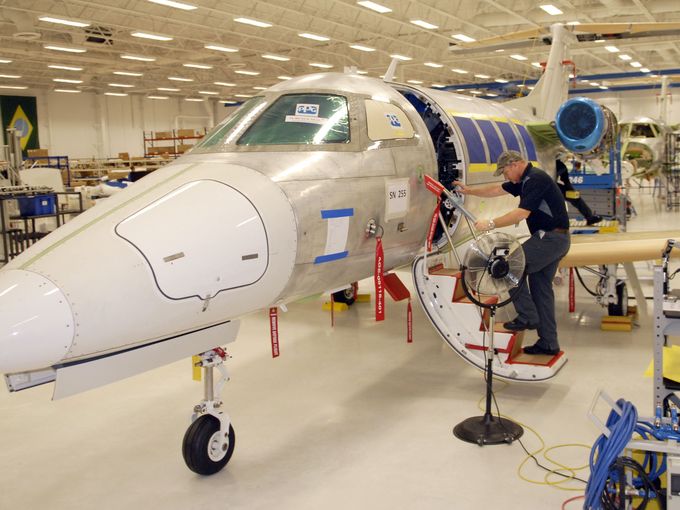 Linha de montagem dos jatos leves Phenom 100 nas instalações da Embraer em Melbourne, na Flórida (1)