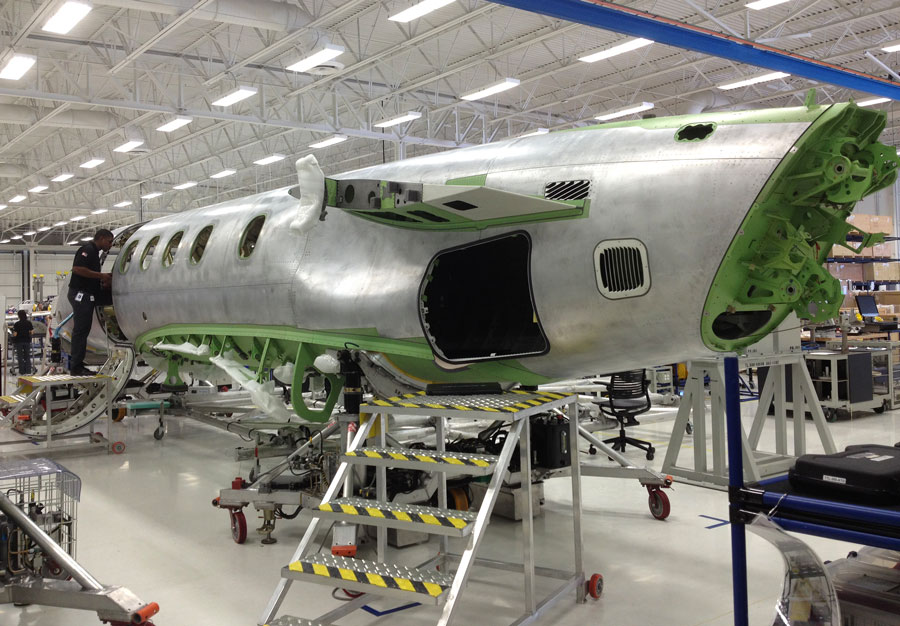 Linha de montagem dos jatos leves Phenom 300 nas instalações da Embraer em Melbourne, na Flórida (1)