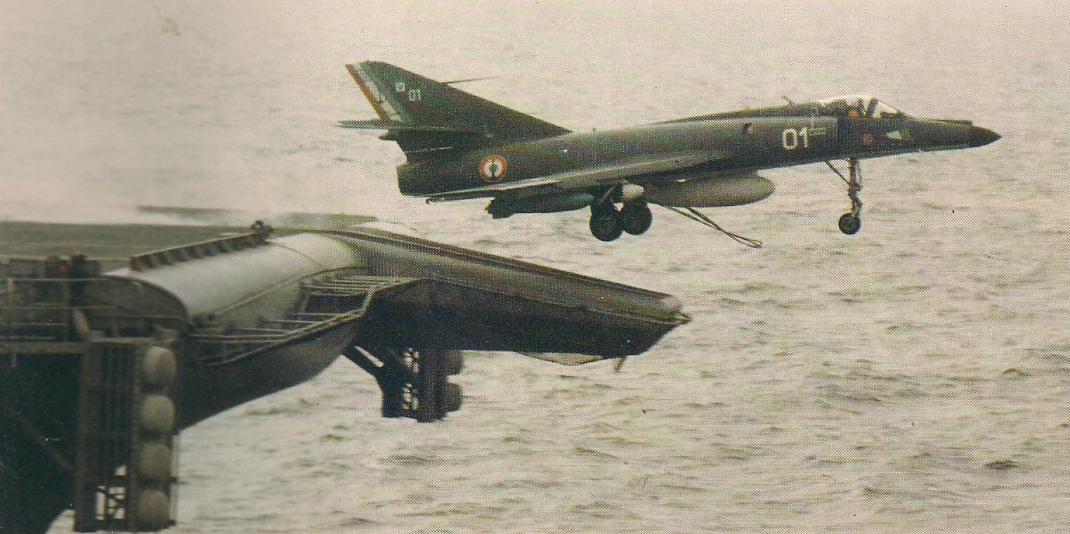 Um Étendard da Flotille 17 é lançado por catapulta do porta-aviões Clemenceau. Transporta sob as asas bombas de 400 kg e um tanque de combustível sob a fuselagem (os Super Étendard raramente voam sem tanques auxiliares de algum tipo).