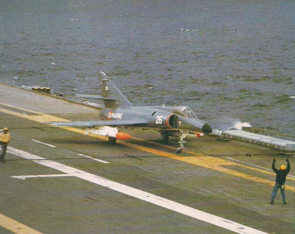 Super Étendard da Aéronavale com um Exocet sob a asa de estibordo pega o cabo. Os Super Etendard argentinos que afundaram o HMS Sheffield no conflito das Falklands/Malvinas carregavam essa arma, que tem ajudado esse tipo de aeronave a construir uma bem-sucedida carreira de combate. 