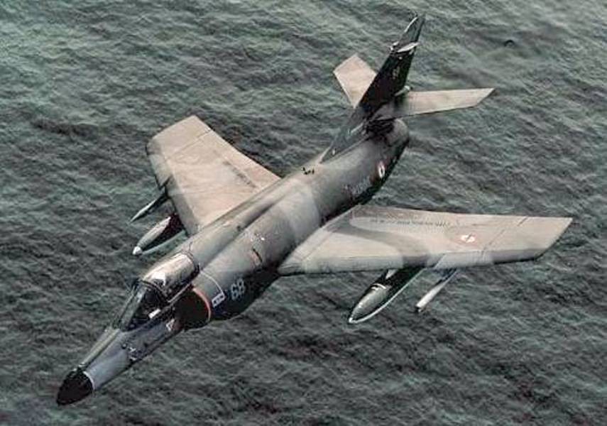 A escolha do Étendard, em detrimento da versão marítima do avião anglo-francês Jaguar, foi em grande parte política: o caça francês, embora relativamente mais rápido, tem um pequeno raio de ação quando carrega armas. 