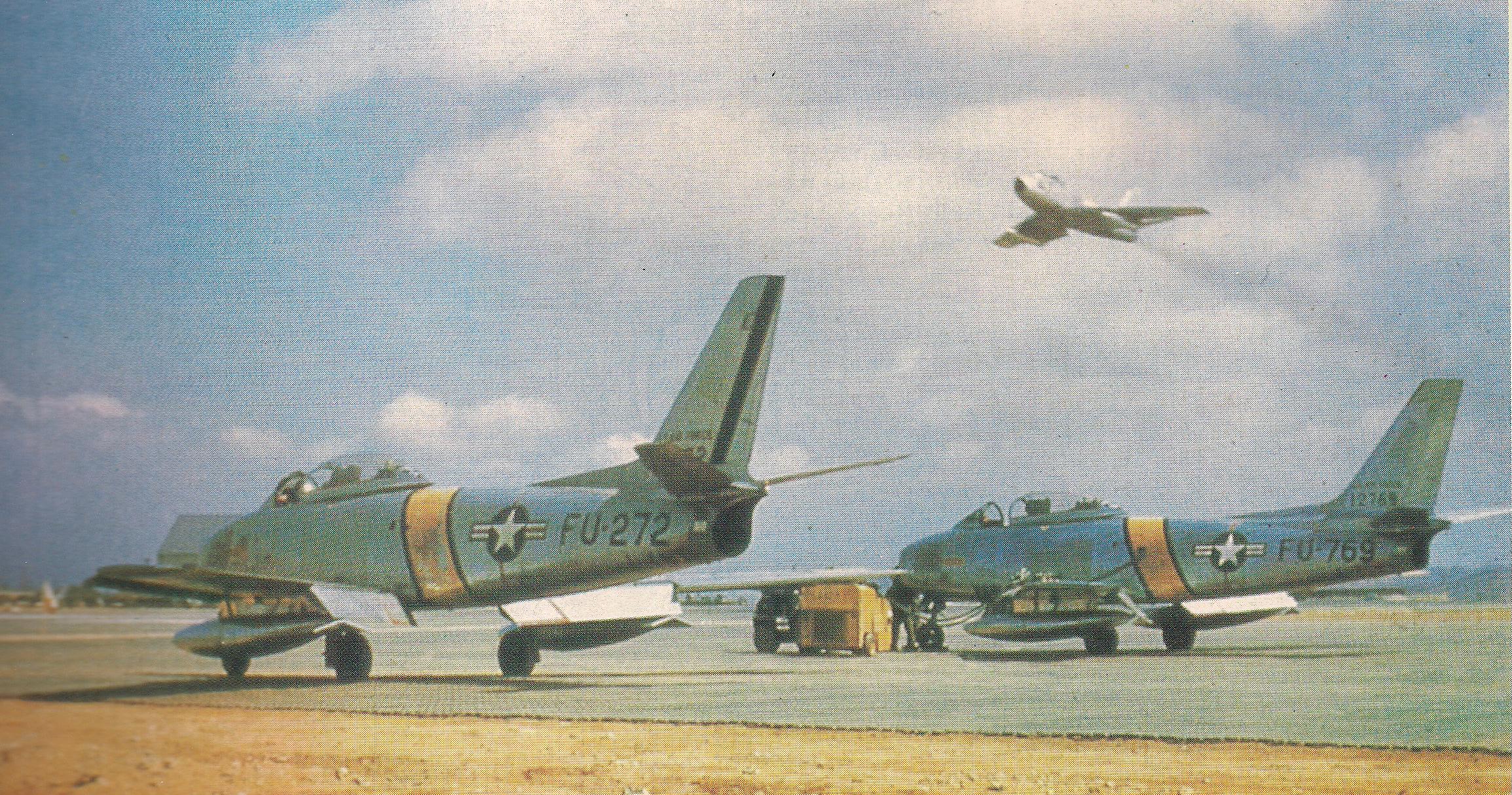 Dois North American Sabre da 335ª Esquadrilha de Caças interceptadores. Ao longo de duas décadas em serviço, o F-86 participou de várias guerras, mas foi na Coréia, frente aos temíveis MiG-15, que se tornou lendário.