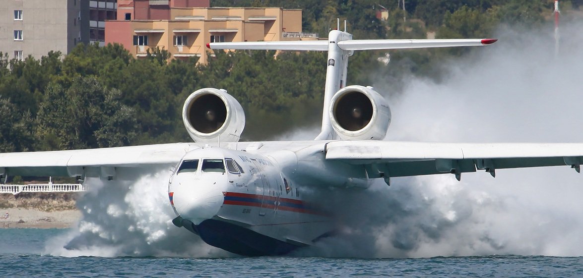 Be-200: avião russo projetado para incêndios e socorro entra em