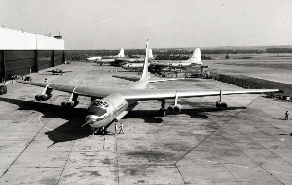 O Convair YB-60 visto mais a frente, enquanto ao fundo aparece três B-36s. (Foto: U.S. Air Force)