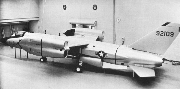 Um mock-up numa escala real do XF-109. 