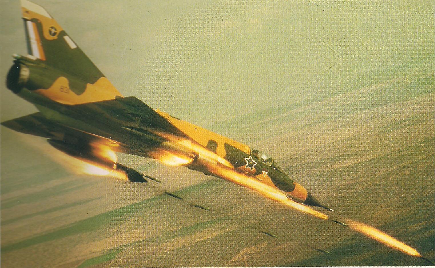 Mirage IIICZ da Força Aérea sul-africana abre fogo contra alvos no solo. Esse equipamento conferia ao país enorme poder de ataque ao longo de suas fronteiras. 