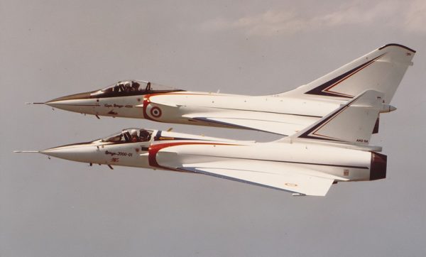 Um MIrage 2000 em primeiro plano com o Mirage 4000 ao fundo. (Foto: Dassault)