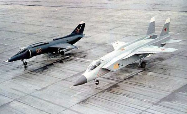 O Yak-43 seria um projeto avançado do Yak-141, visto acima em primeiro plano.