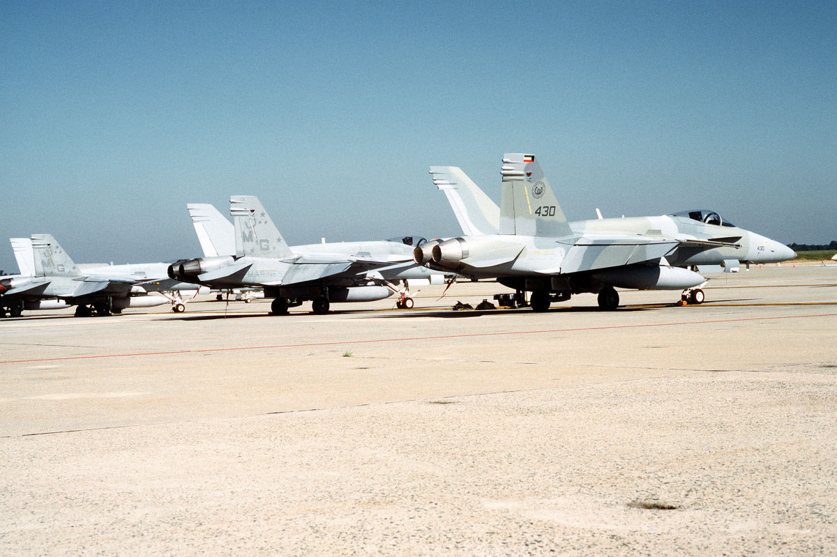 Países pequeños con grandes Fuerzas Aéreas F-18-Hornet_KAF