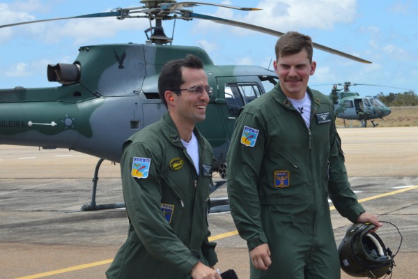 FAB Exerc cio capacita novos pilotos de helic ptero em combate