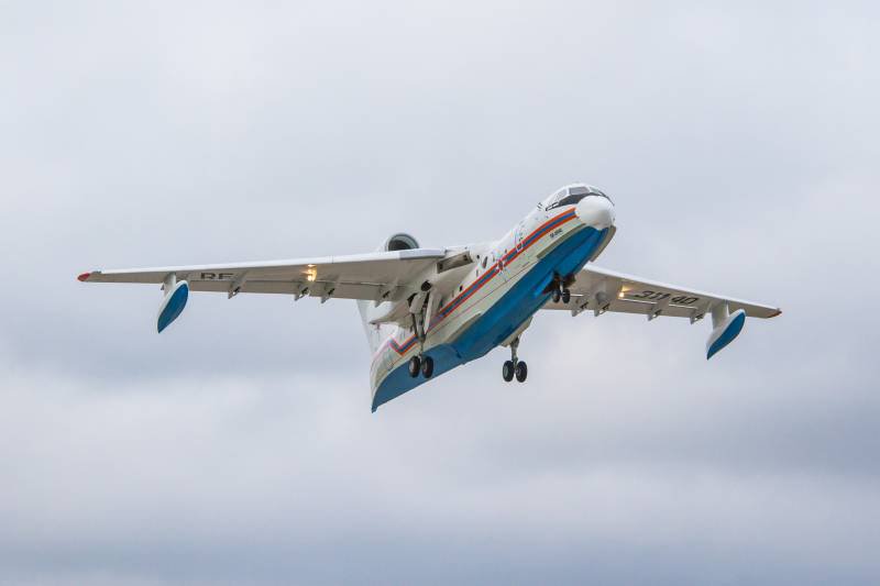 Beriev BE-200  O Beriev BE-200 é o maior avião anfíbio com