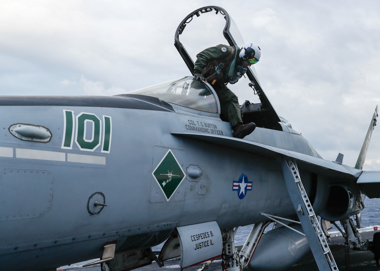 Piloto da Força Aérea Finlandesa pousa com um F/A-18C em porta