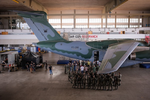 VÍDEO: FAB detalha testes de evacuação de emergência no KC-390