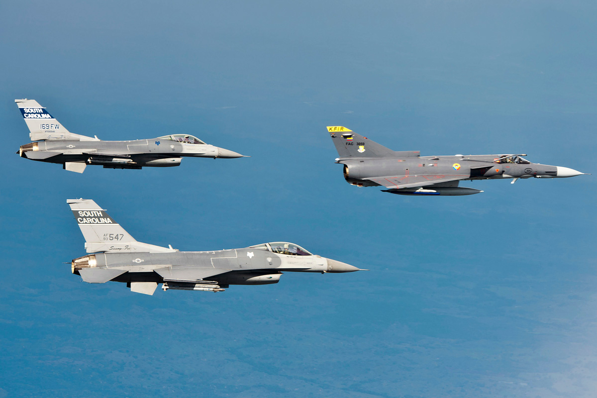 Aviões brasileiros da Força Aérea da Colômbia colidem; veja vídeo