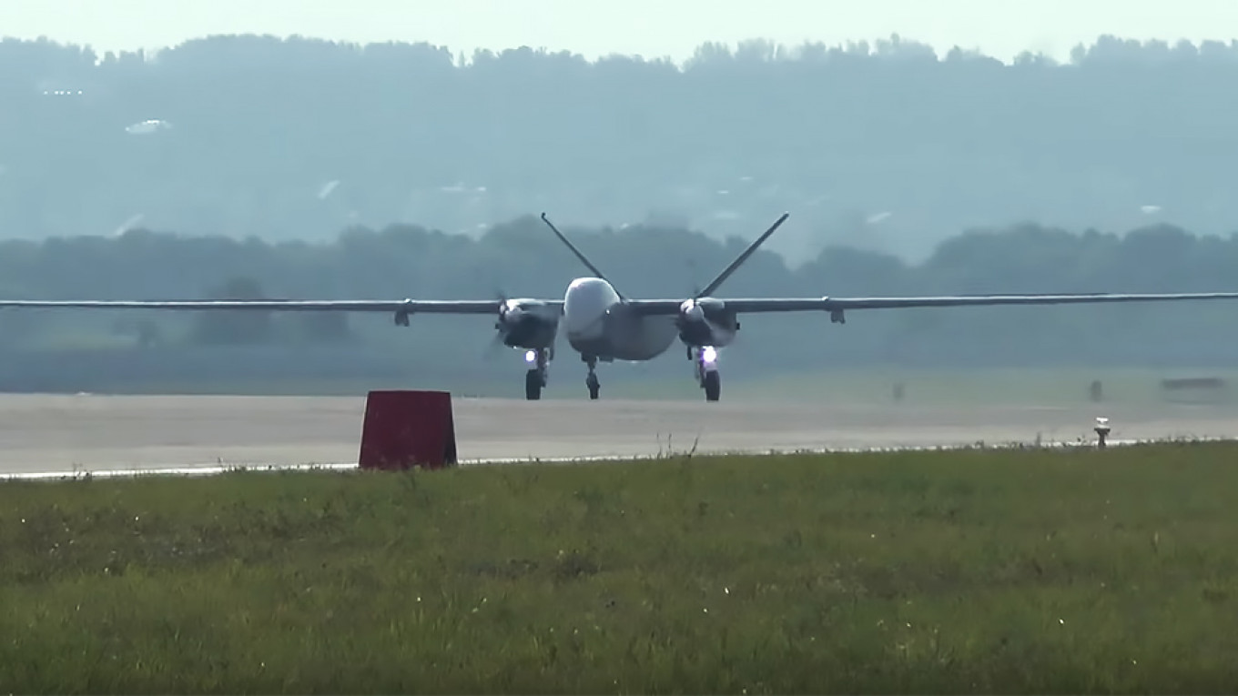 VÍDEO: Drone russo de longo alcance Altius-U realiza primeiro voo ...