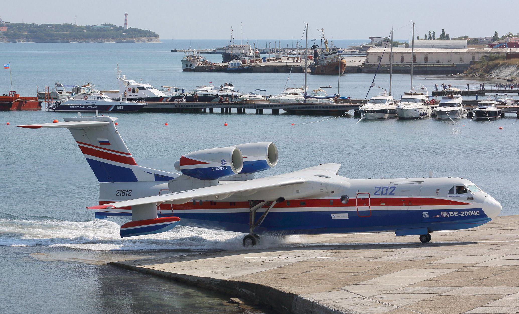 Beriev BE-200  O Beriev BE-200 é o maior avião anfíbio com