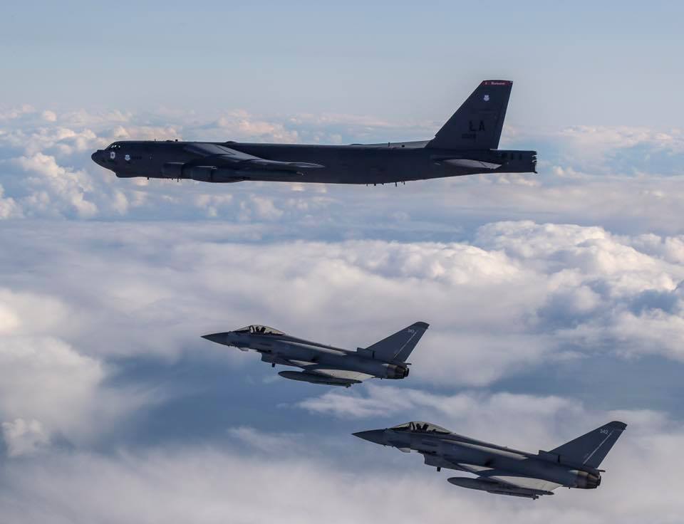 IMAGENS: Typhoons Da RAF Realizam Voo Conjunto Com Bombardeiros B-52 Da ...