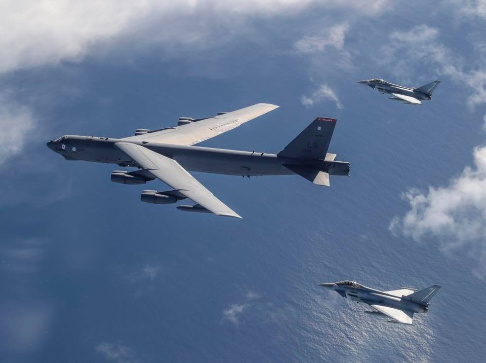 IMAGENS: Typhoons Da RAF Realizam Voo Conjunto Com Bombardeiros B-52 Da ...