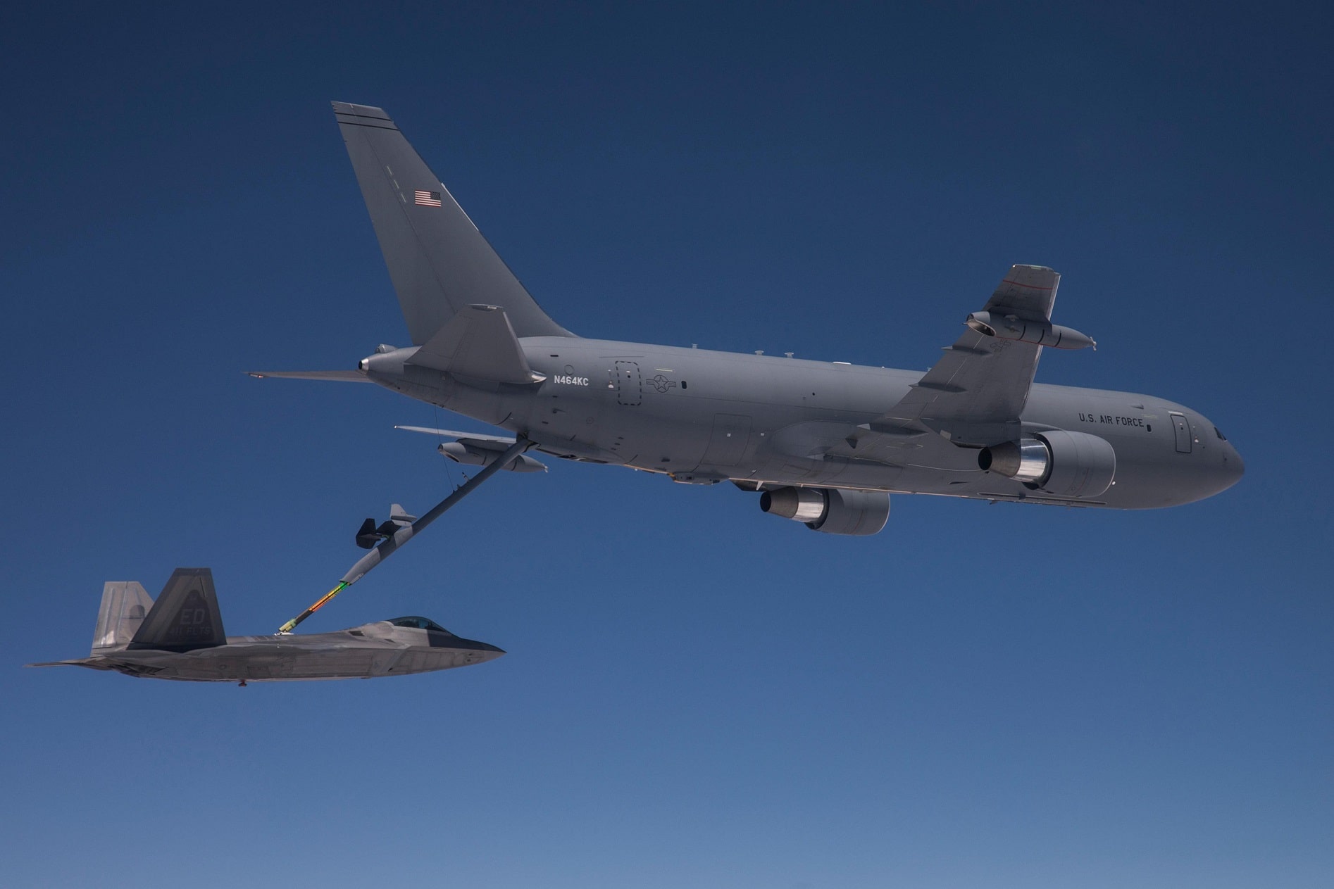 Boeing KC46 da USAF conclui teste de certificação de receptores com o F22 e RC135