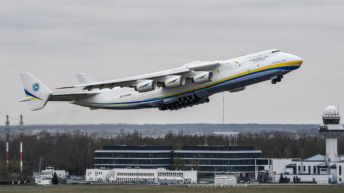 Em imagens e vídeos, como o Antonov An225 bateu três recordes de carga Em imagens e vídeos, como o Antonov An225 bateu três recordes de carga