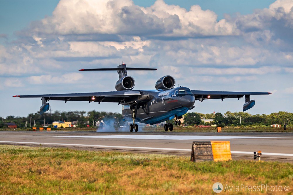 Beriev BE-200  O Beriev BE-200 é o maior avião anfíbio com