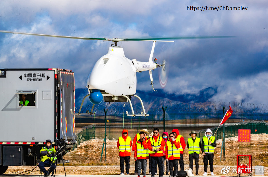 Alta tecnologia de drone de helicóptero para tirar uma foto em vista aérea  superior, voando no céu por controle remoto, inovação de robô de aeronave  profissional