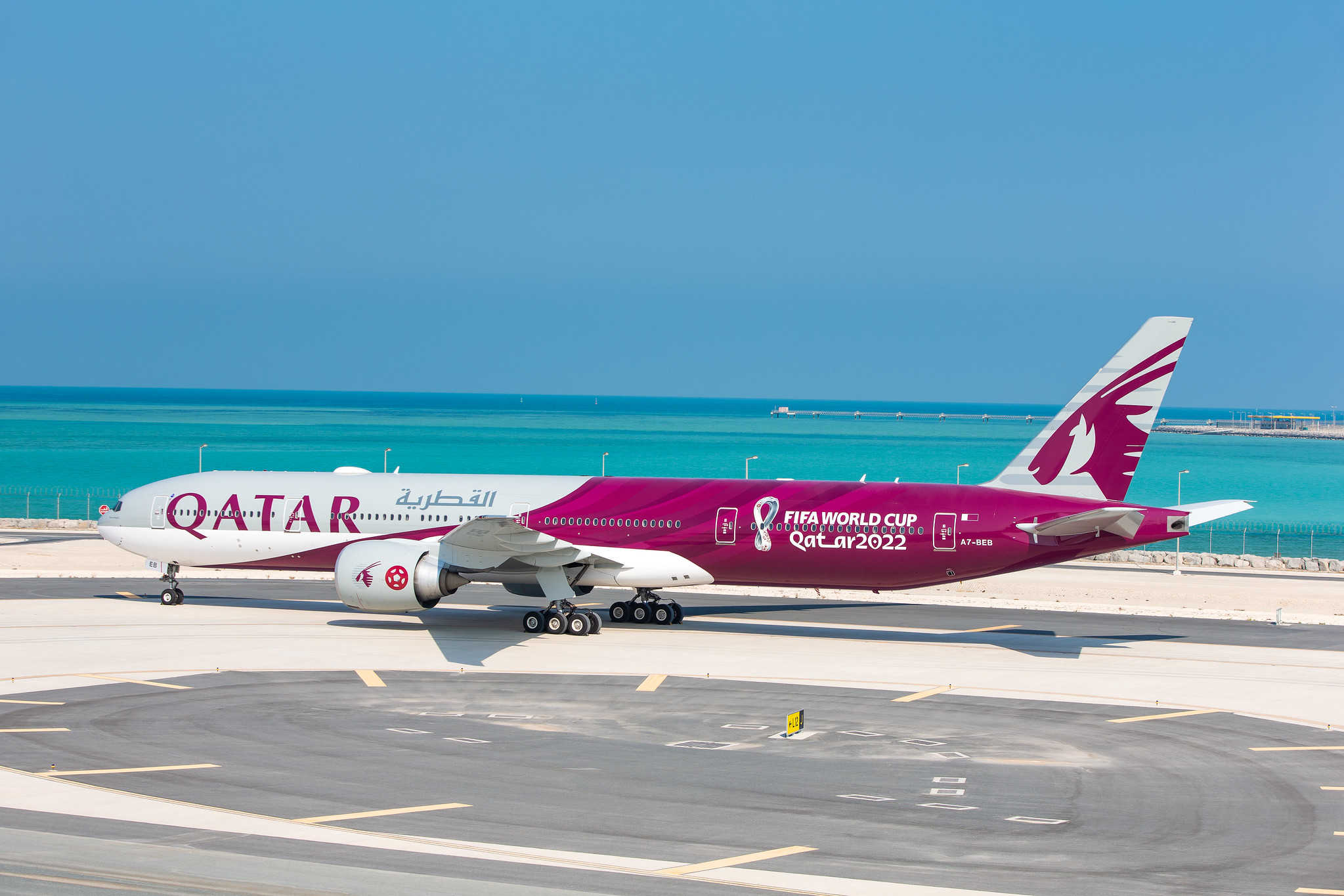 Qatar Airways revela Boeing 777 com especial pintura para promover Copa ...