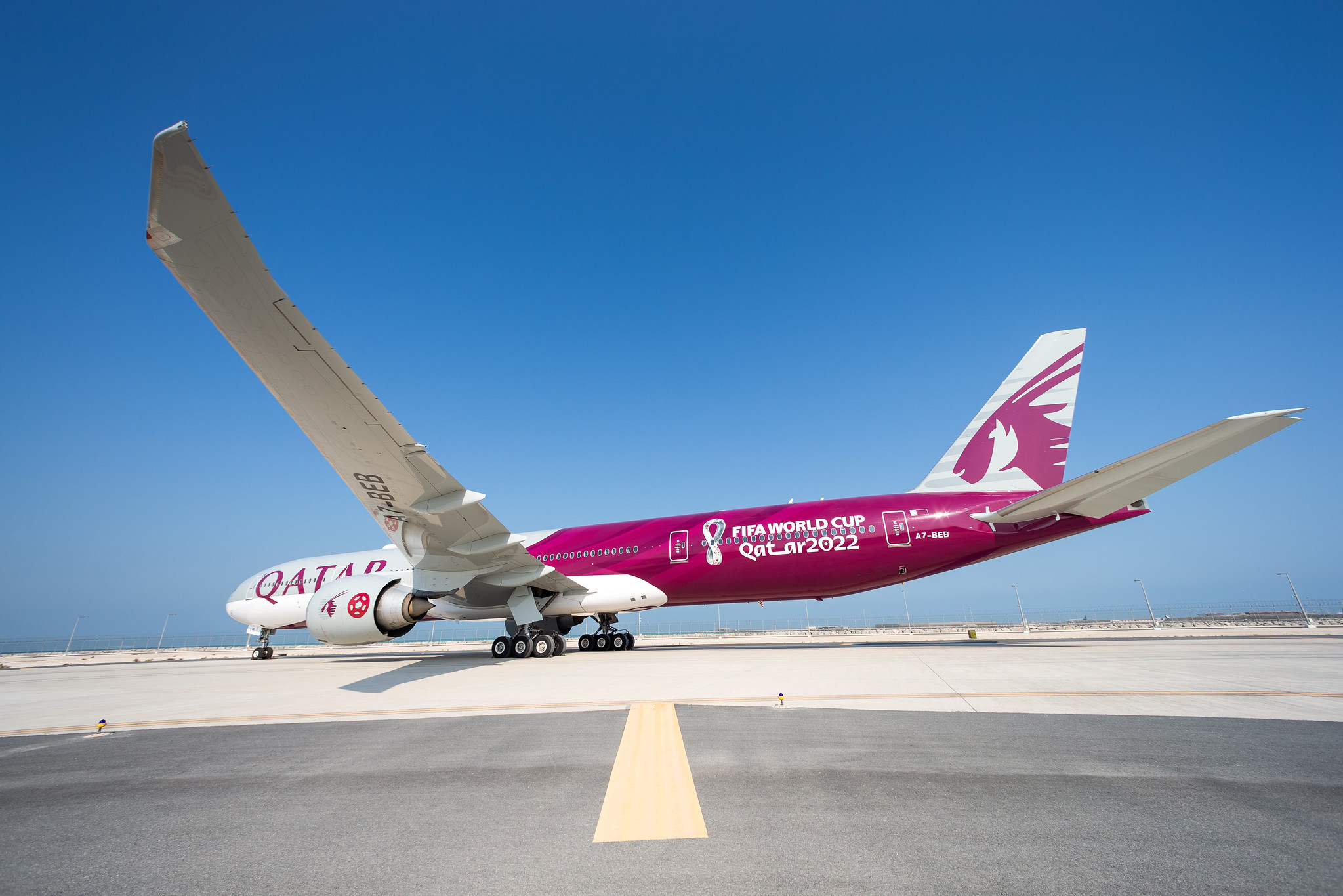 Qatar Airways revela Boeing 777 com especial pintura para promover Copa ...