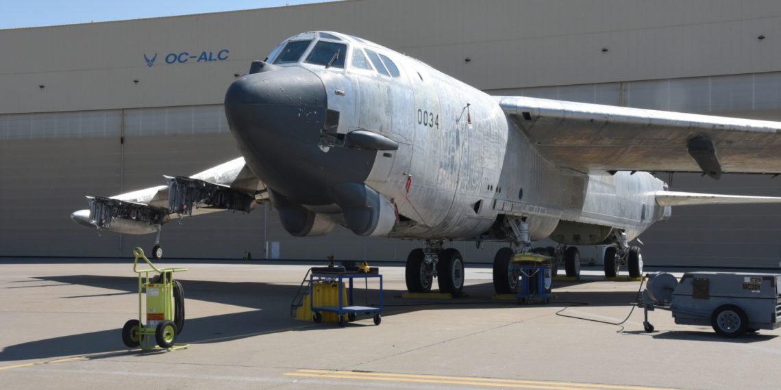 O bombardeiro B-52H apelido de “Wise Guy,” está no posto de embarque próximo à conclusão de sua regeneração de volta ao serviço ativo, 19 de novembro de 2020. (Foto: U.S. Air Force / Ron Mullan)