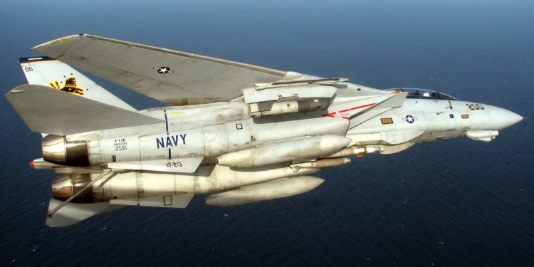 Um F-14D Tomcat, atribuído aos "Blacklions" do Esquadrão de Caça Dois Um Três (VF-213), inclina-se com o gancho da cauda abaixado em preparação para pousar a bordo do porta-aviões da classe Nimitz USS Theodore Roosevelt (VF-213). (Foto: U.S. Navy / Lt.j.g. Scott Timmester)