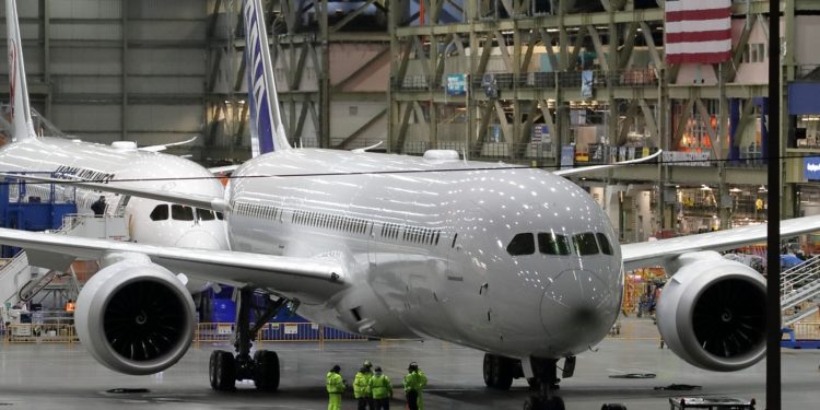 A última aeronave 787 Dreamliner fabricada na unidade da Boeing de Everett, deixa o hangar de montagem final. (Foto: Paineairport.com)