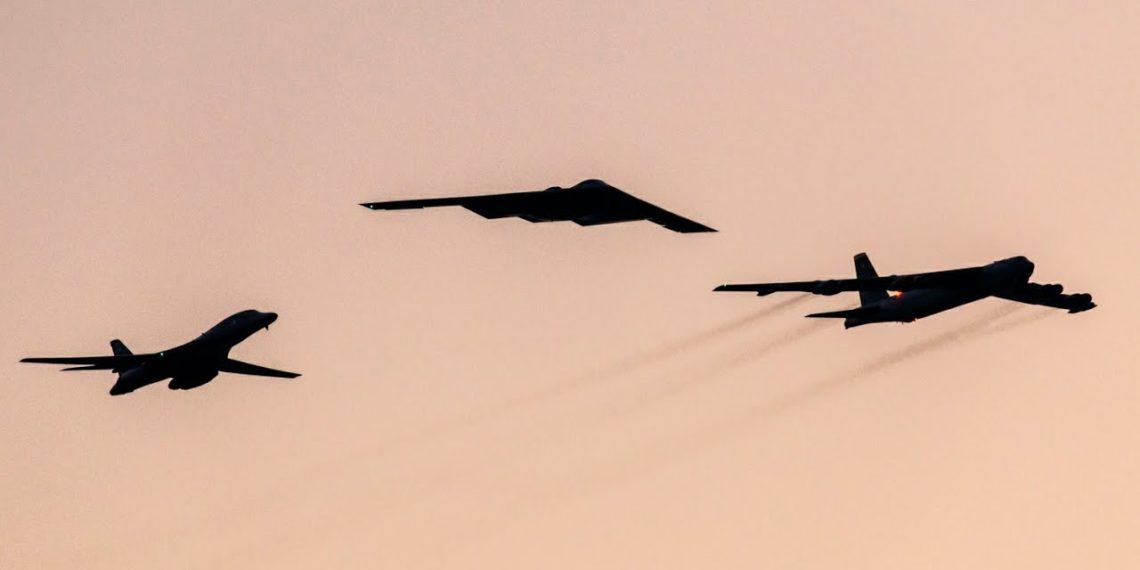 VÍDEO E IMAGENS: Três bombardeiros da USAF sobrevoam o 55º Super