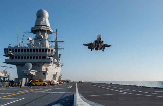 Caça F-35B da Marinha Italiana pousa a bordo do porta-aviões