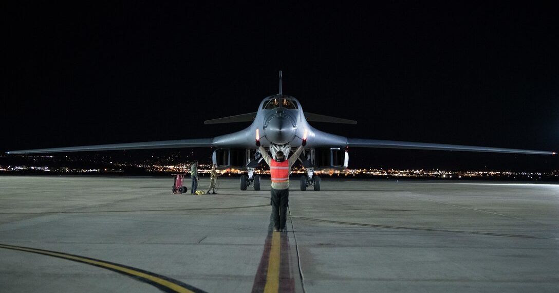 Um chefe de tripulação designado para o 37º Esquadrão de Manutenção de Aeronaves comanda um B-1B Lancer no pátio ao retornar de uma missão da Força-Tarefa de Bombardeiros na Base Aérea de Ellsworth, Dakota do Sul, em 7 de abril de 2021. (Foto: U.S. Air Force / Airman 1ª Classe Quentin Marx)