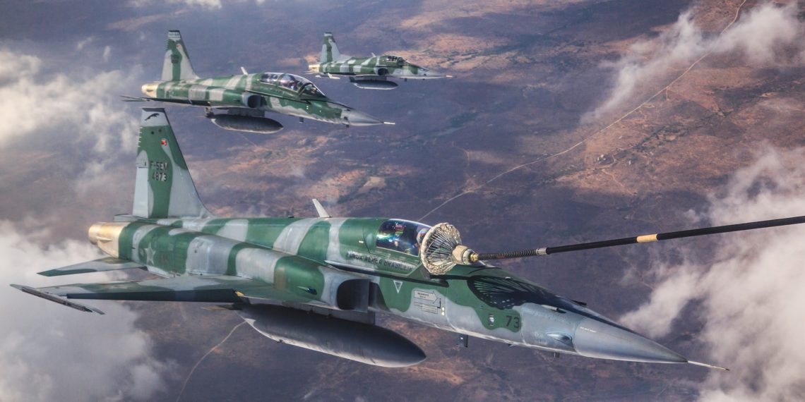 Caça F-5EM/FM do Esquadrão Jaguar reabastecem em voo sobre Goiás. (Foto: Sgt. Bianca / Agência Força Aérea)