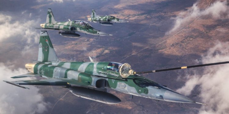 Caça F-5EM/FM do Esquadrão Jaguar reabastecem em voo sobre Goiás. (Foto: Sgt. Bianca / Agência Força Aérea)