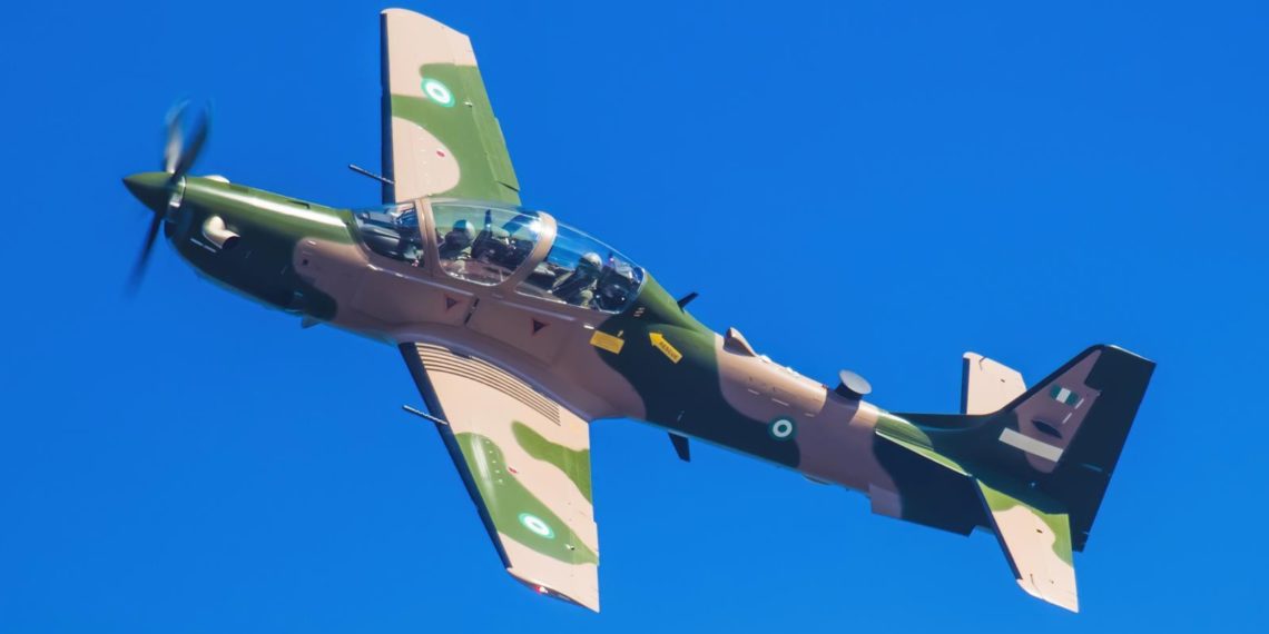 Aeronave A-29 Super Tucano com pintura "jungle" para Força Aérea Nigeriana.