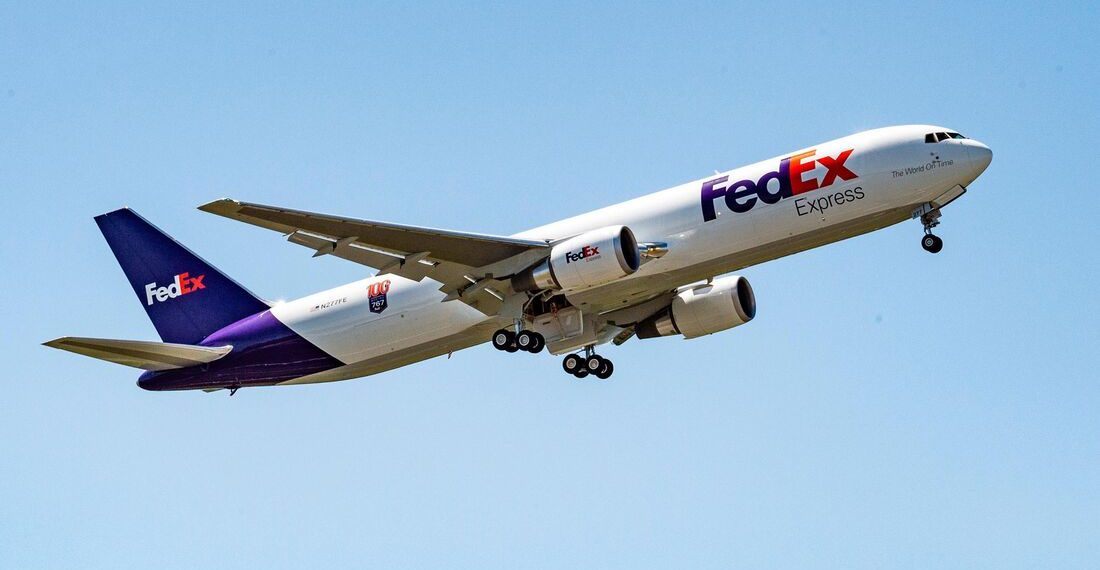 A 100ª aeronave Boeing 767F entregue para FedEx, com um adesivo especial na lateral da fuselagem para celebrar a marca.