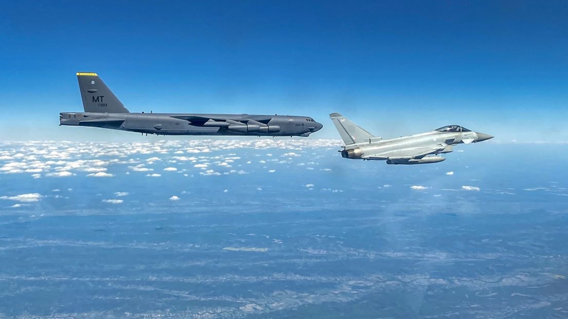 Typhoons Da RAF Treinam Com Bombardeiros B-52 Da USAF Sobre A Romênia