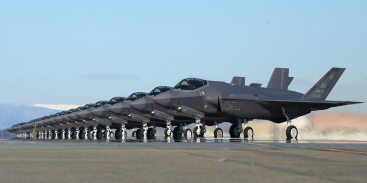 Frota de caças F-35A na Base Aérea de Eielson, Alasca, durante a realização do Arctic Gold 21. (Foto: Senior Airman Beaux Hebert / U.S. Air Force)