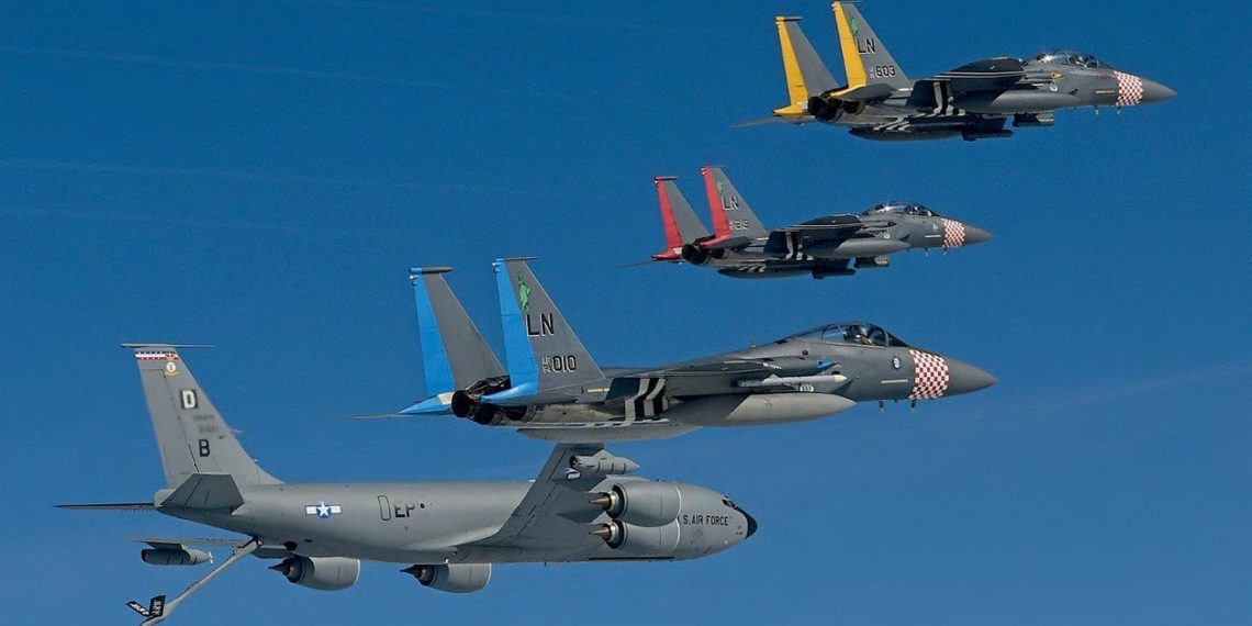 Caças F-15 acompanham um KC-135.