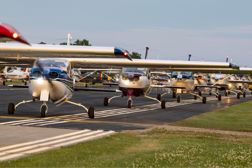 O maior show aéreo do mundo, o AirVenture da EAA, está alçando voo