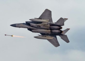 Imagem ilustrativa de um F-15C disparando um míssil de treinamento NATM-9M Sidewinder.