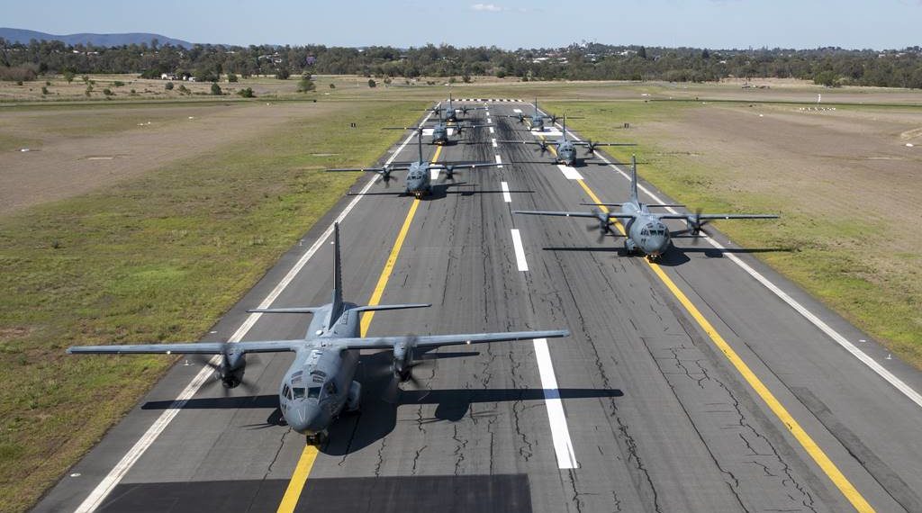 Aeronaves C-27J Spartan do Esquadrão nº 35 da RAAF na pista transversal antes da decolagem, na Base da RAAF em Amberley, Queensland.