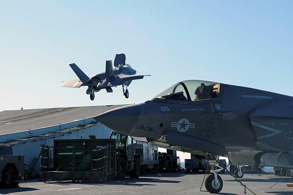 Caça F-35B da Marinha Italiana pousa a bordo do porta-aviões