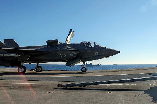 Caça F-35B da Marinha Italiana pousa a bordo do porta-aviões