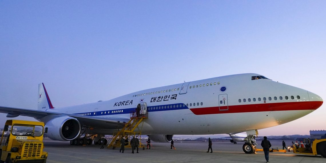 O novo 'Code One' da Coreia do Sul é um Boeing 747-8i, que melhorou o alcance, a velocidade de cruzeiro e a conveniência, bem como o espaço de reunião em comparação com o 747-400 usado anteriormente.
